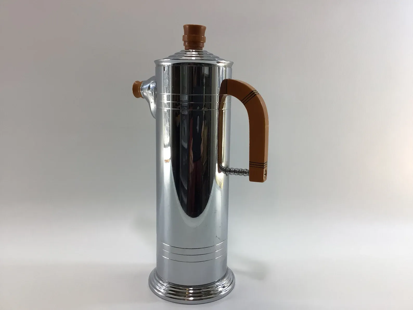 https://mixologists.co/content/images/2022/04/art-deco-cocktail-shaker.webp